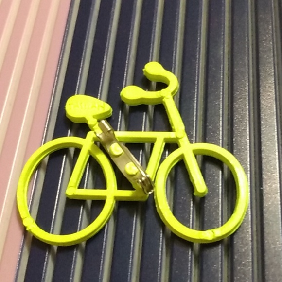 Fun neon green vintage 80s plastic pin - Picture 2 of 2